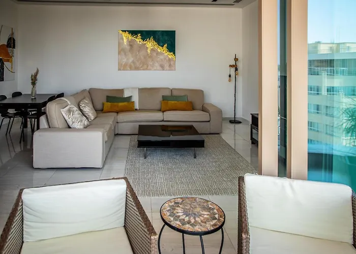 Phaedrus Living: 360 Tower Luxury Flat * 尼科西亚