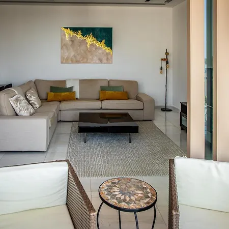 Phaedrus Living: 360 Tower Luxury Flat * Nicosia