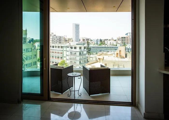 Phaedrus Living: 360 Tower Luxury Flat Apartment *