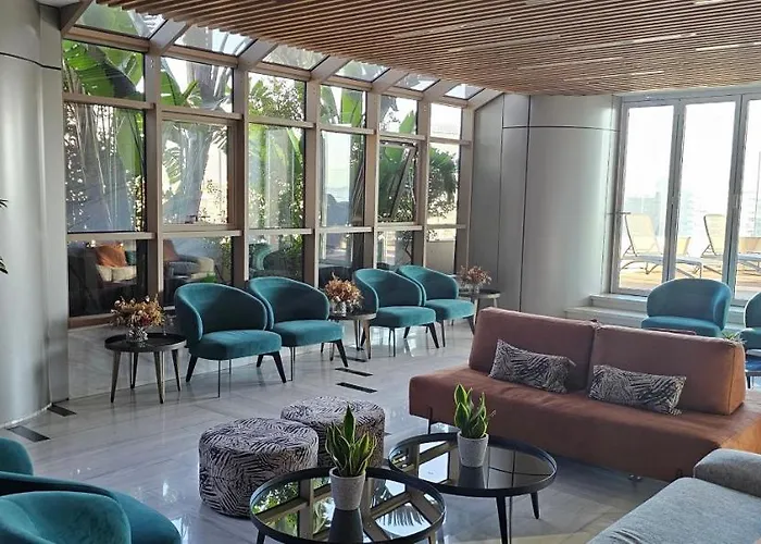 Phaedrus Living: 360 Tower Luxury Flat Apartment *