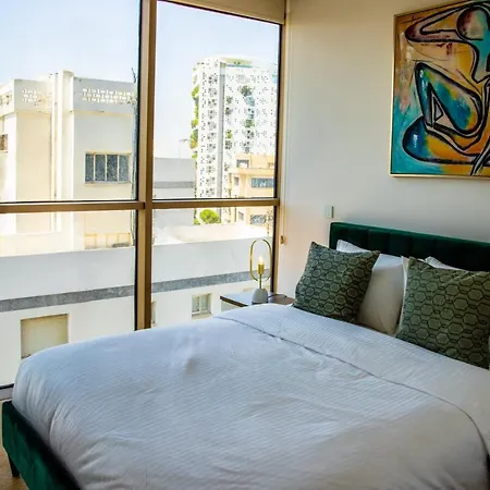 Phaedrus Living: 360 Tower Luxury Flat * Nicosia